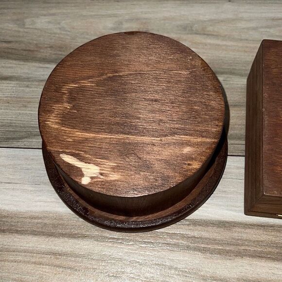 Lot of 2 Wood Boxes With Lids, one Round and One Square - Picture 7 of 10